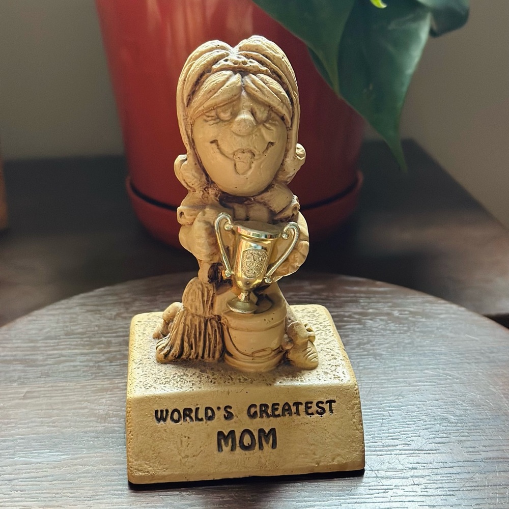 SALE 🌼 Vintage World's Greatest Mom Trophy Figurine